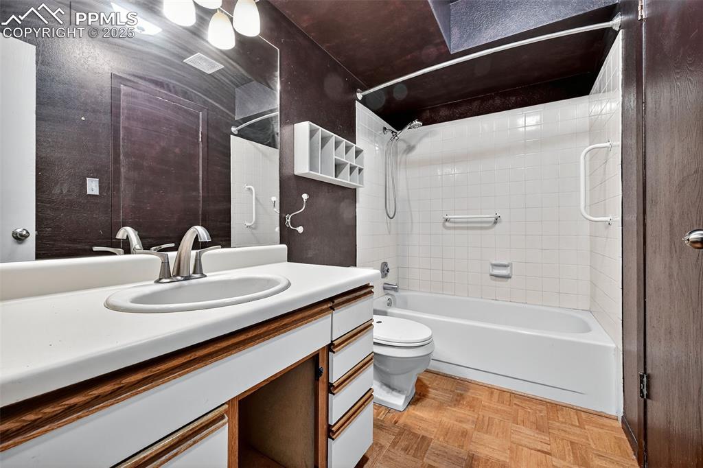 Image 11 of 25: Bathroom