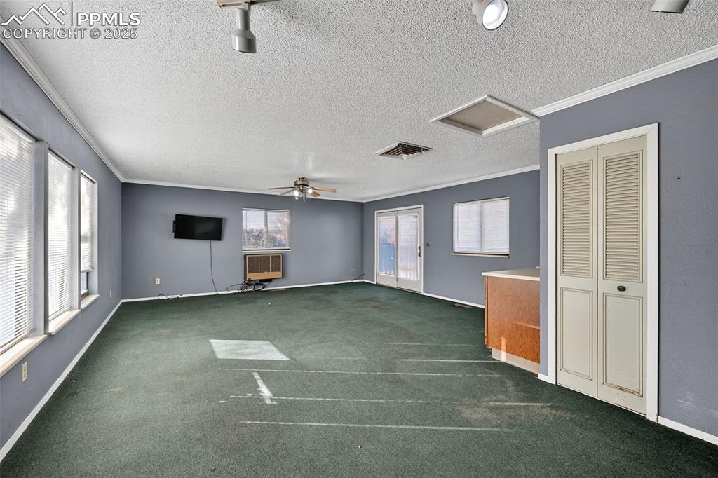 Image 13 of 25: Living Room