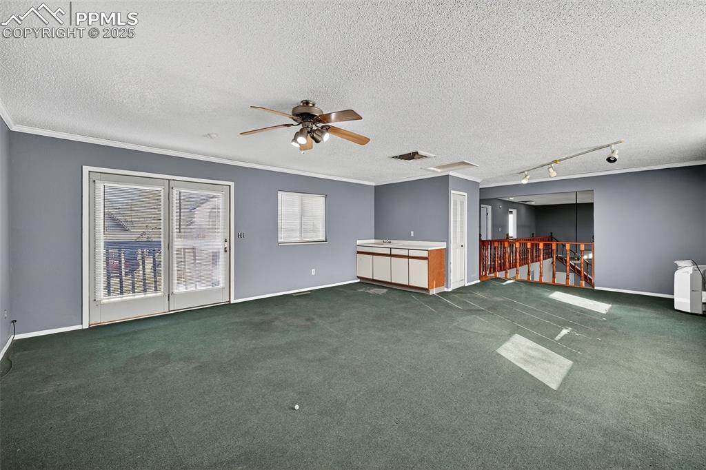 Image 14 of 25: Living Room