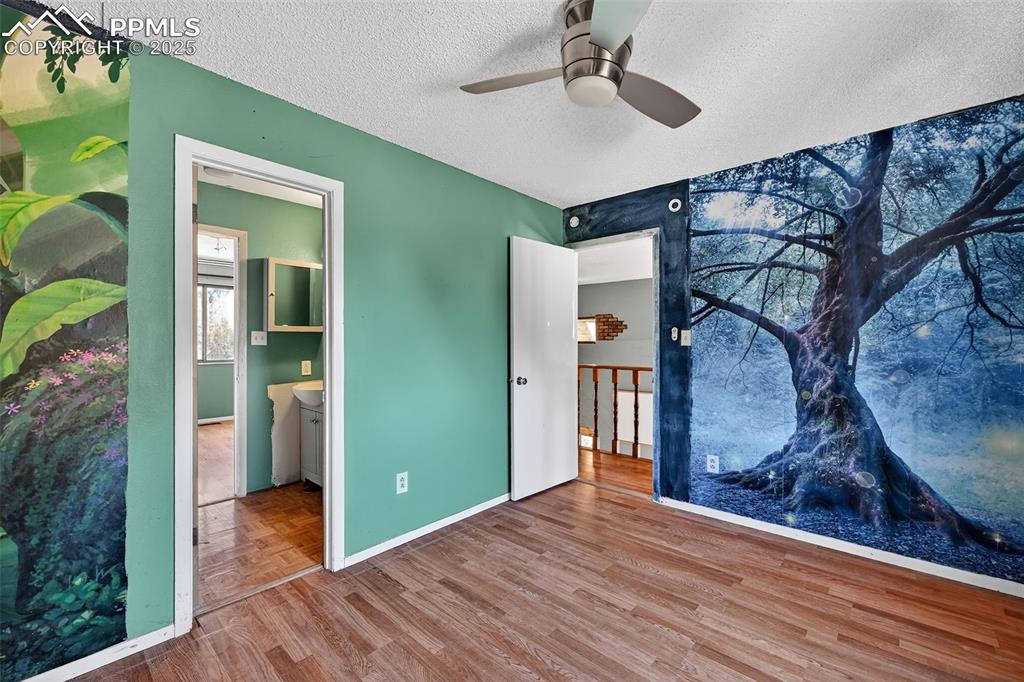 Image 17 of 25: Bedroom