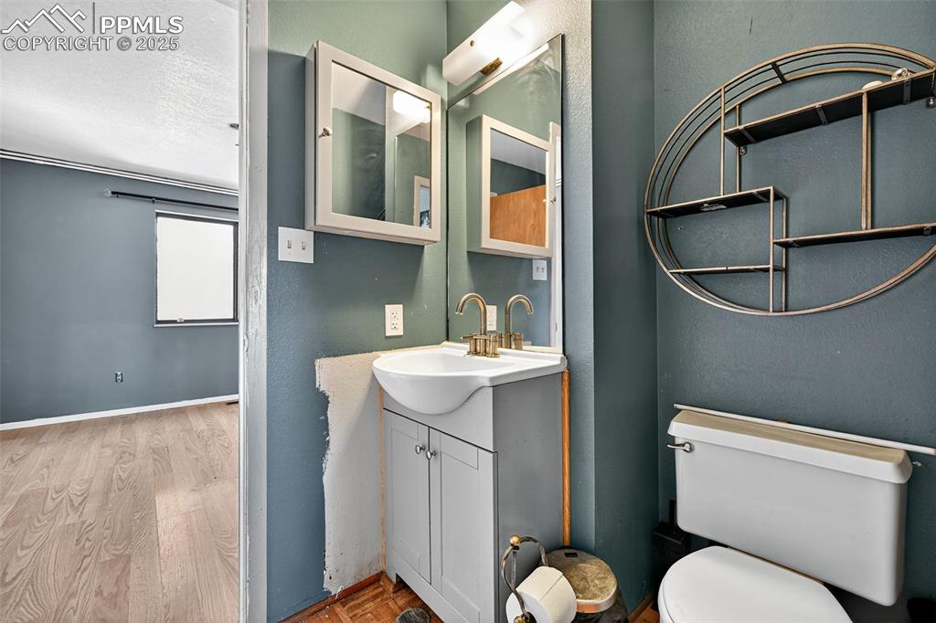 Image 18 of 25: Bathroom