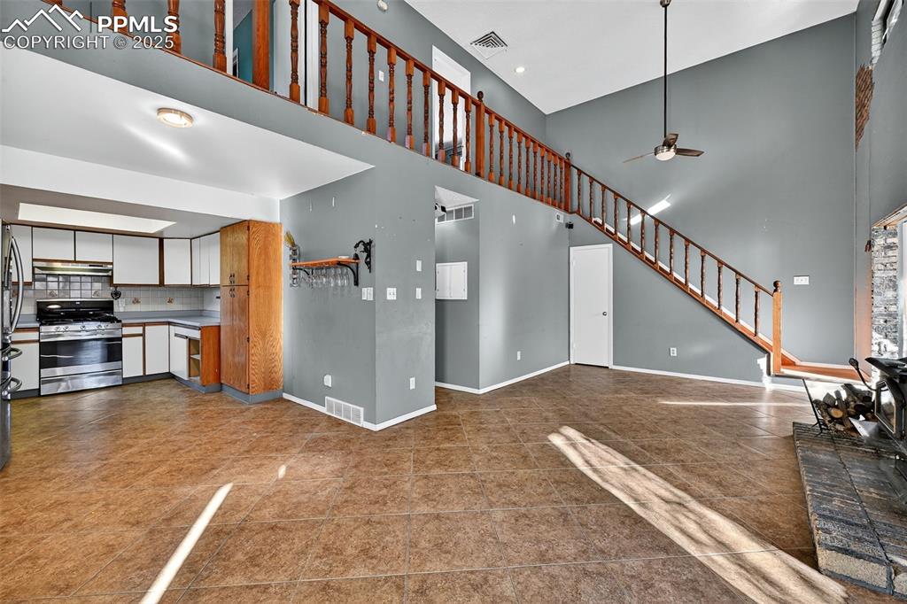 Image 2 of 25: Living Room