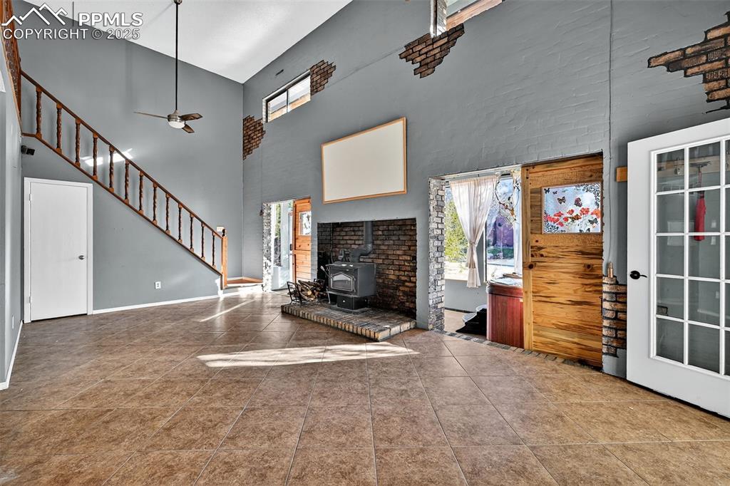 Image 3 of 25: Living Room