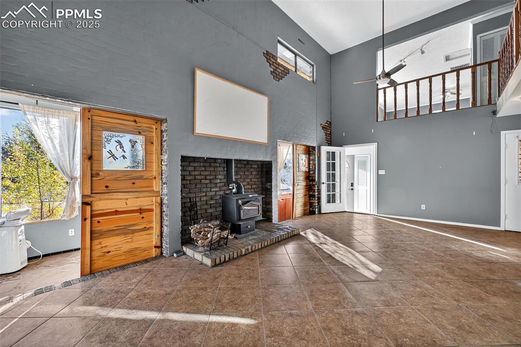 Image 4 of 25: Living Room