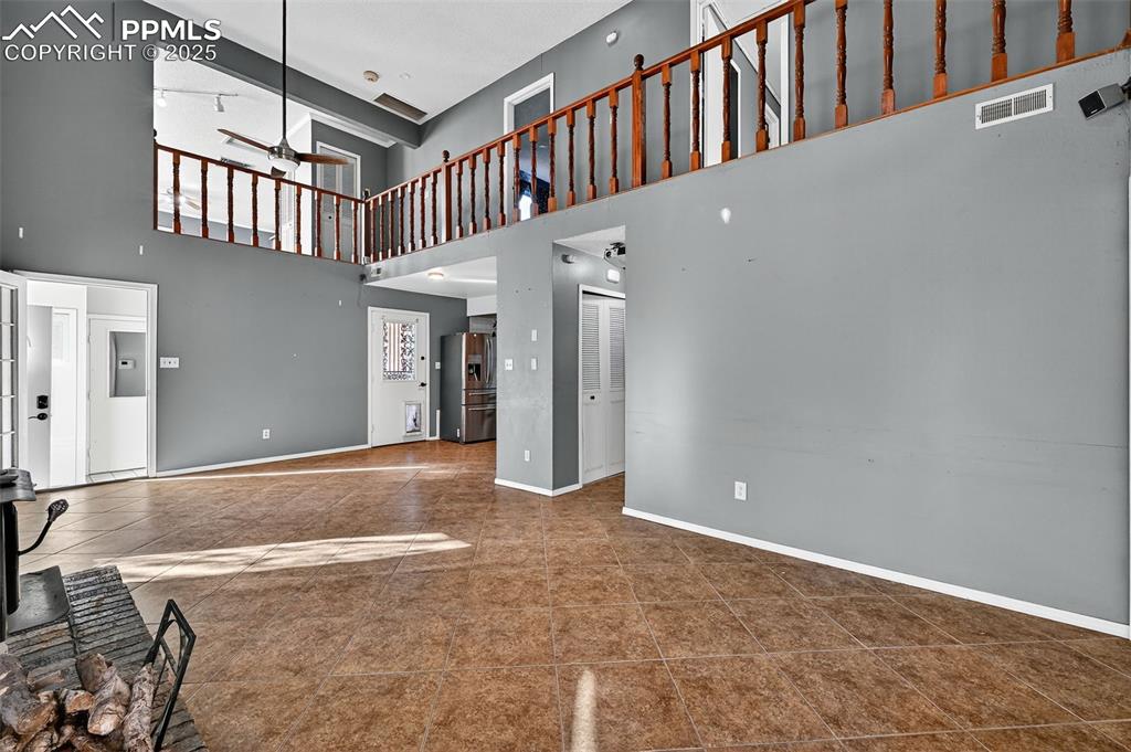 Image 5 of 25: Living Room