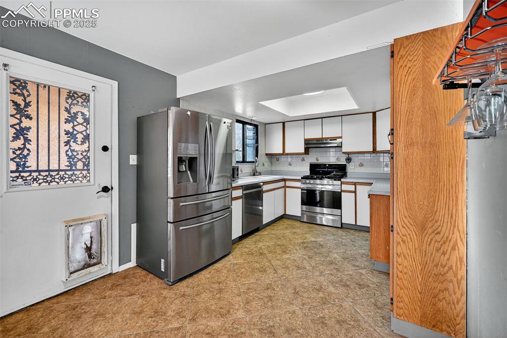 Image 6 of 25: Kitchen