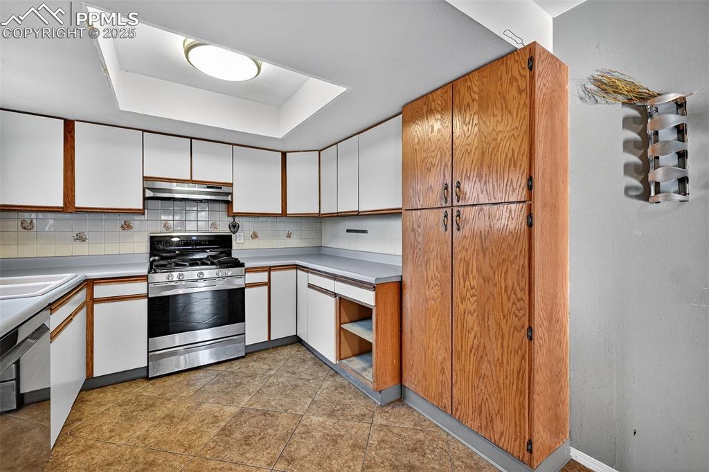 Image 7 of 25: Kitchen