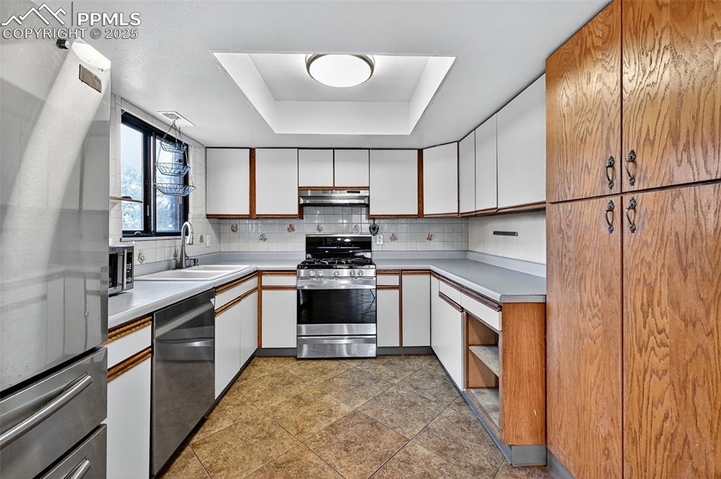 Image 8 of 25: Kitchen