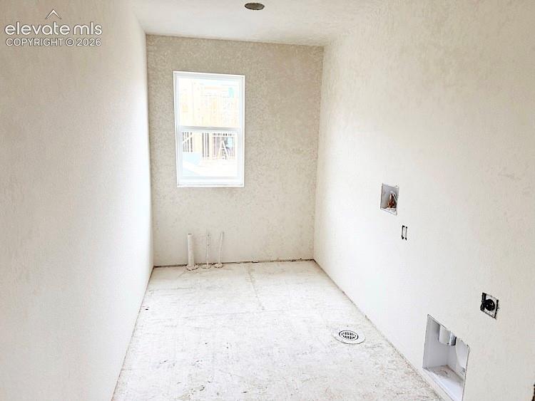 Image 18 of 38: Large Laundry Room!