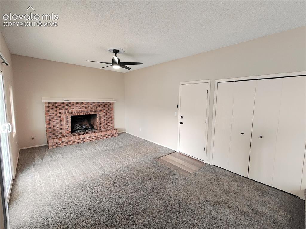 Image 11 of 40: Den