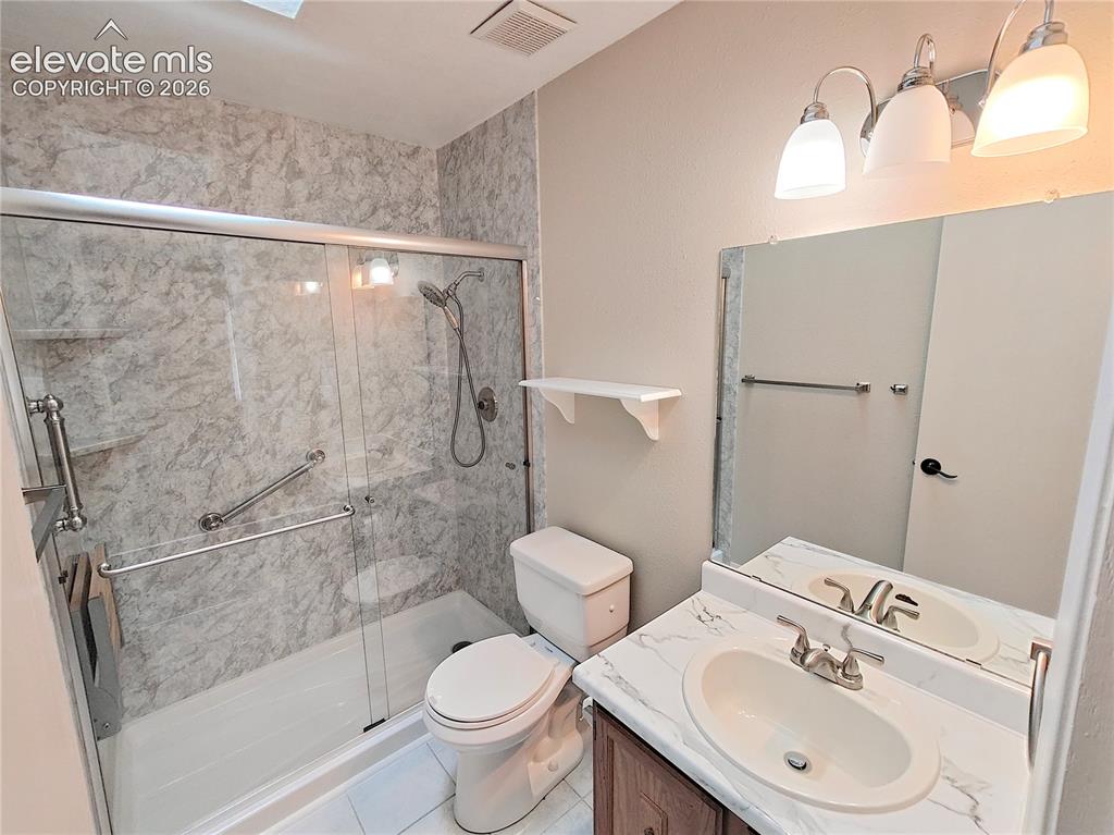 Image 21 of 40: Bathroom