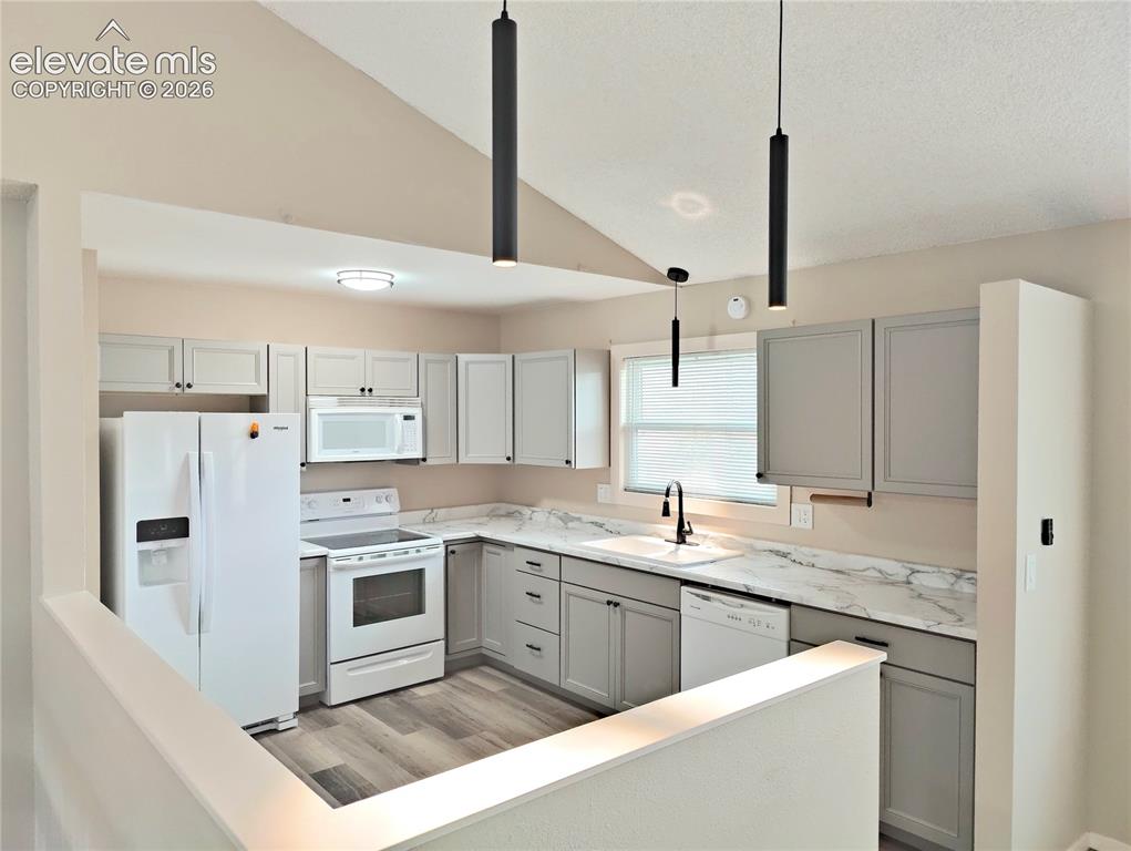 Image 5 of 40: Kitchen