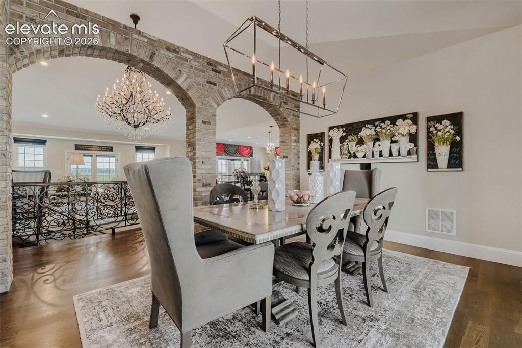 Image 10 of 50: Dining Area