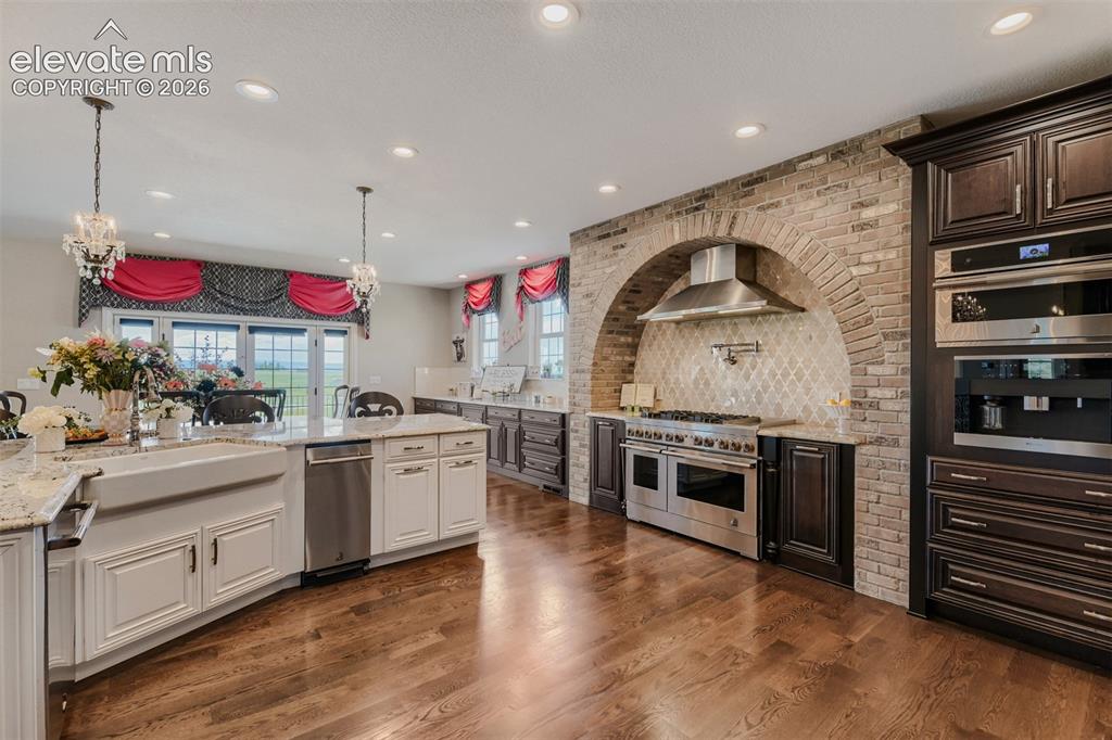 Image 14 of 50: Top of the line appliances