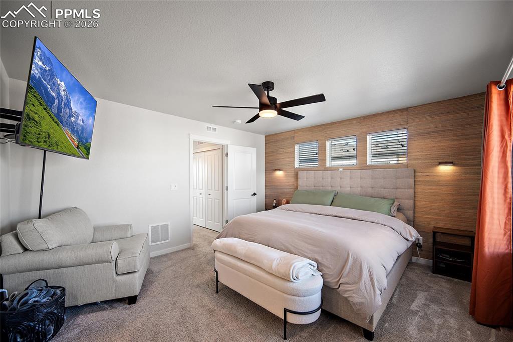 Image 12 of 50: Bedroom