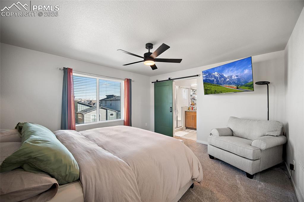 Image 14 of 50: Bedroom