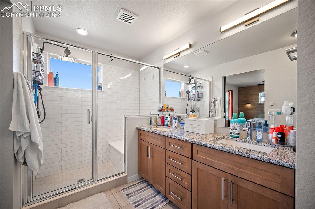 Image 15 of 50: Bathroom