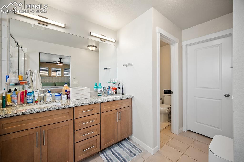 Image 16 of 50: Bathroom