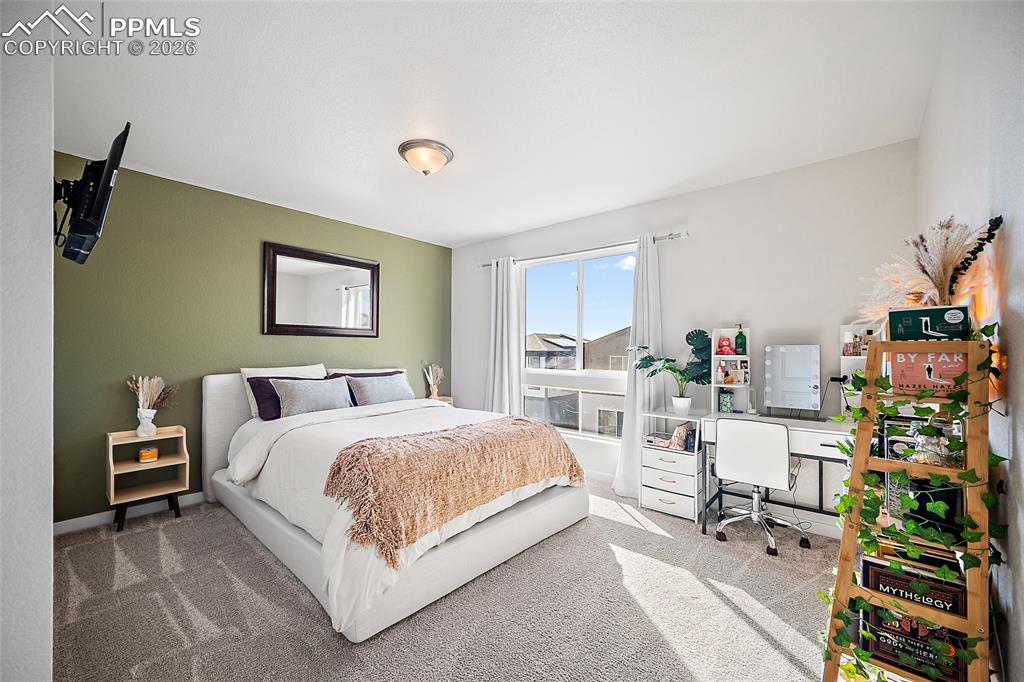 Image 19 of 50: Bedroom