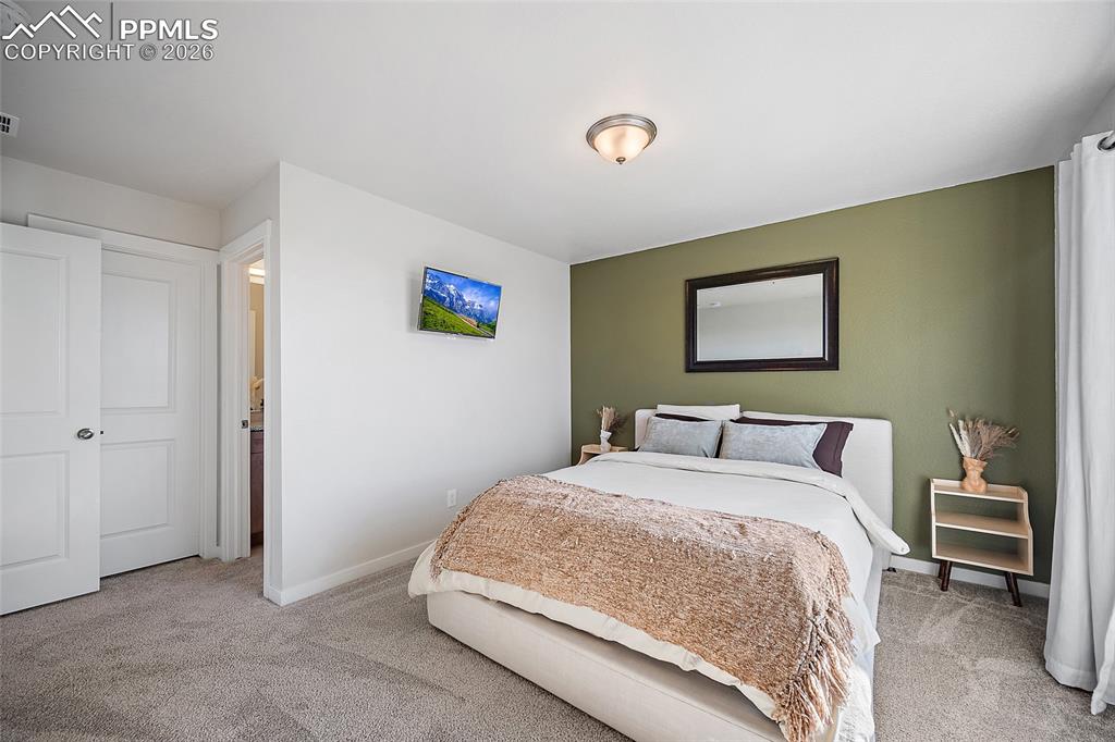 Image 20 of 50: Bedroom