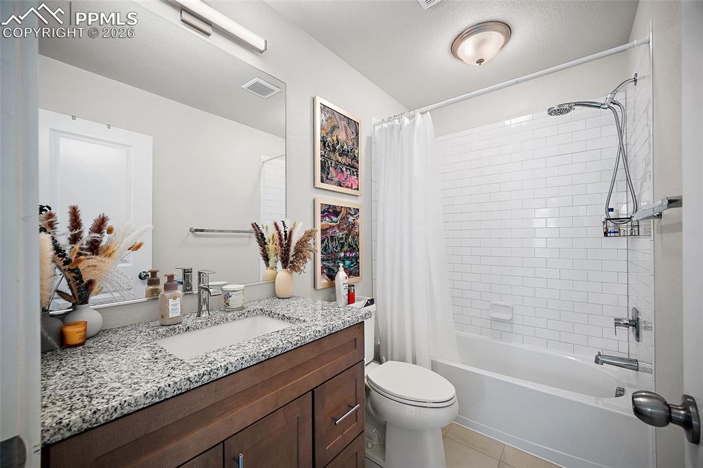 Image 21 of 50: Bathroom