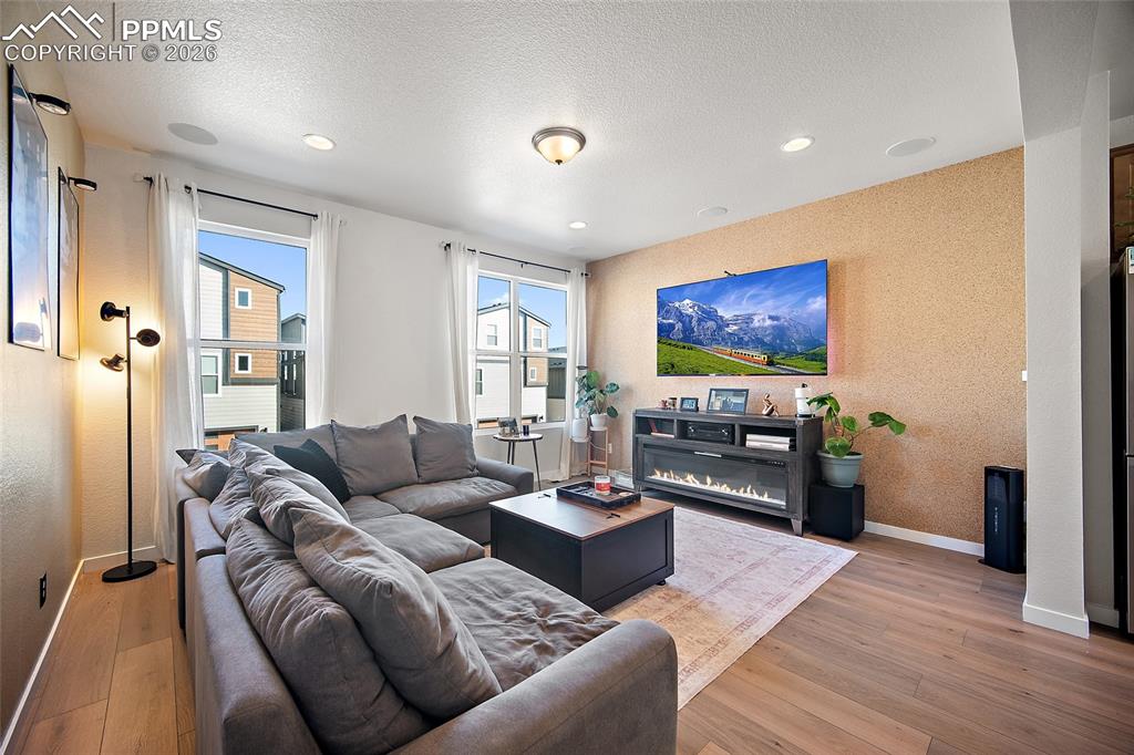 Image 25 of 50: Living Room