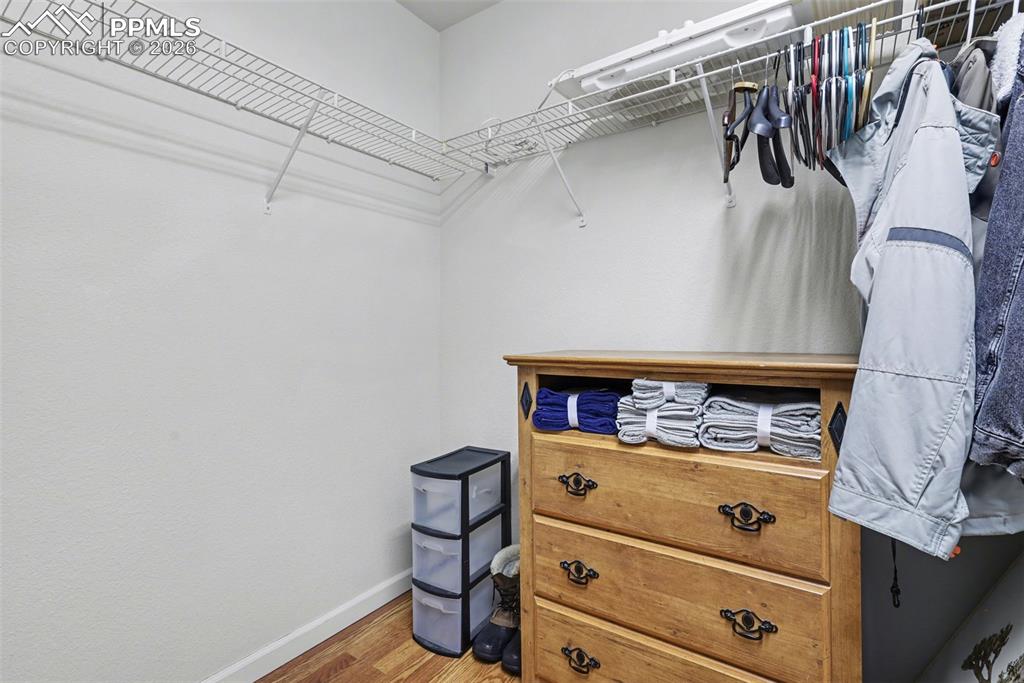 Image 21 of 38: Closet