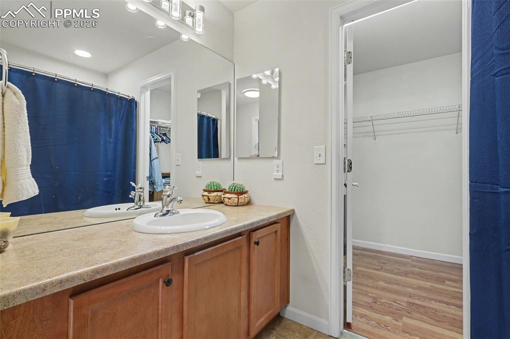 Image 22 of 38: Bathroom