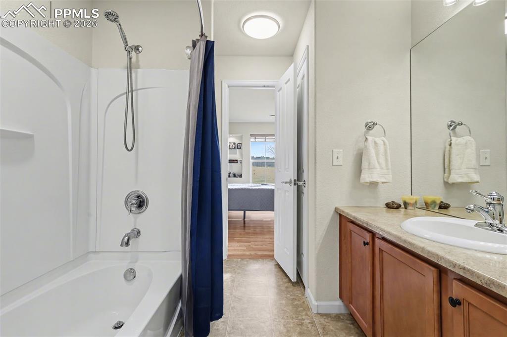 Image 23 of 38: Bathroom