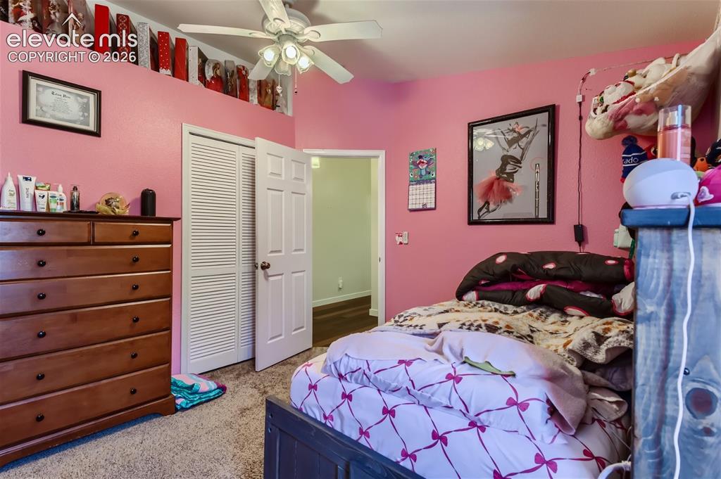 Image 24 of 49: Recessed ceiling space, ceiling fan with integrated lighting, bi-fold close