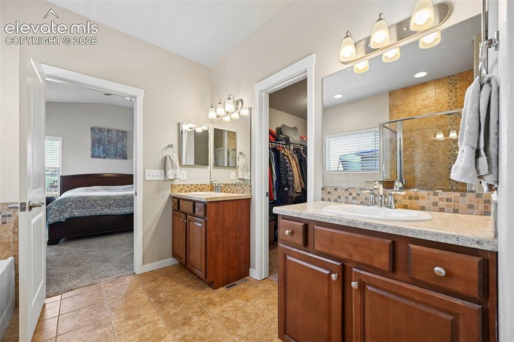 Image 17 of 43: Bathroom