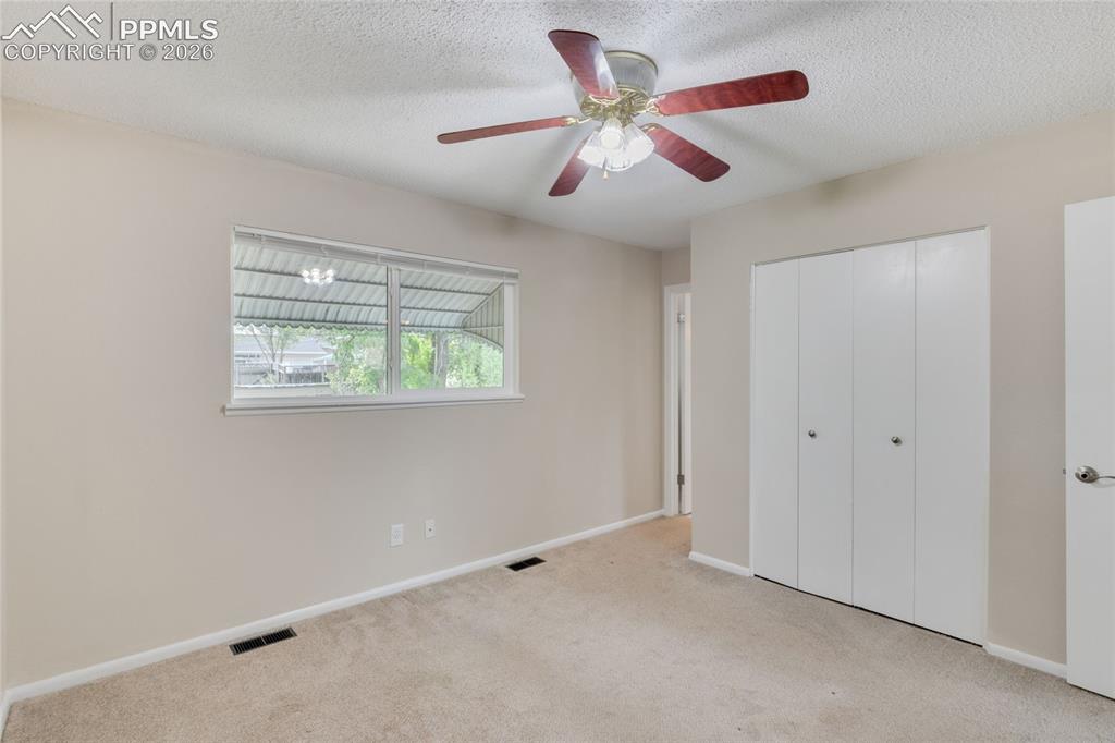 Image 10 of 31: Main upper level full bath