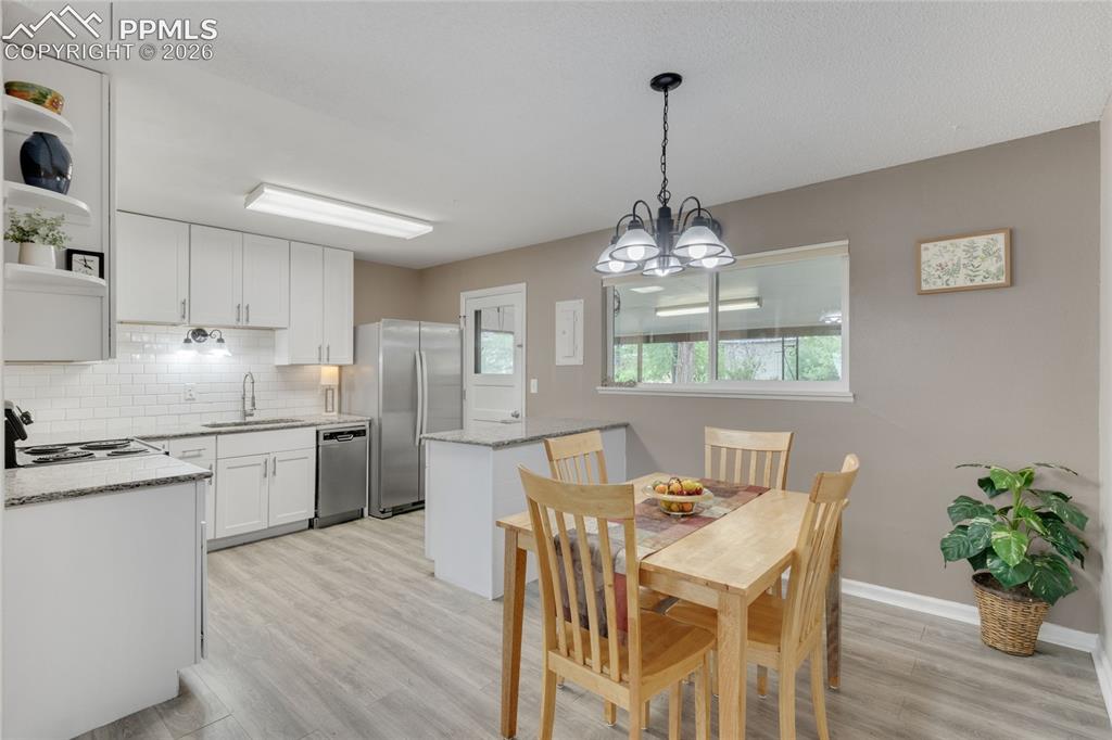 Image 5 of 31: Newly remodeled cabinetry, granite countertops and stainless steel applianc