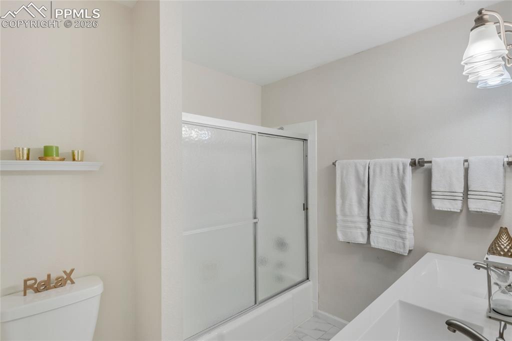 Image 9 of 31: Double sinks in main bath