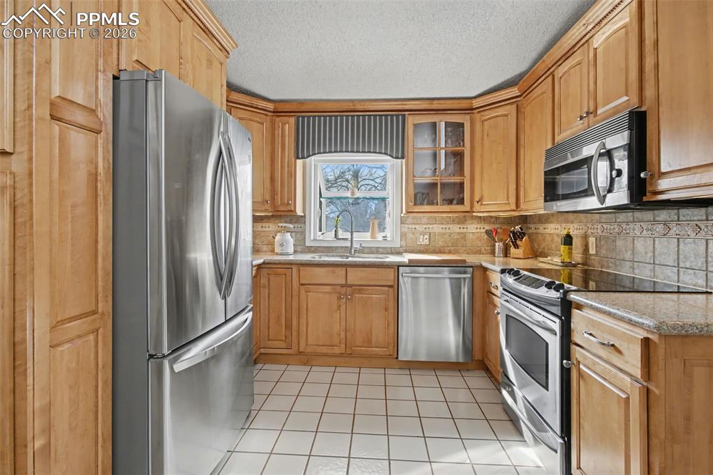 Image 13 of 42: Kitchen