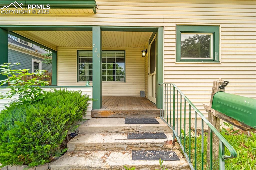 Image 16 of 48: Welcoming front steps and entryway.