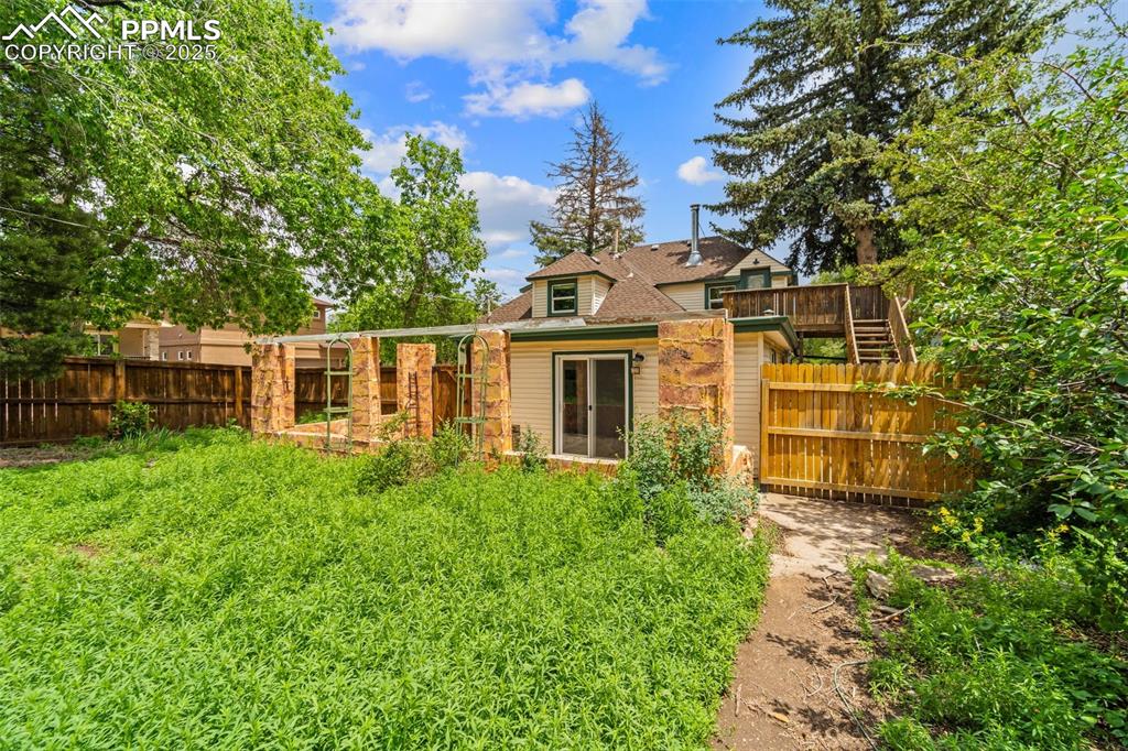 Image 42 of 48: Expansive backyard with room to entertain.
