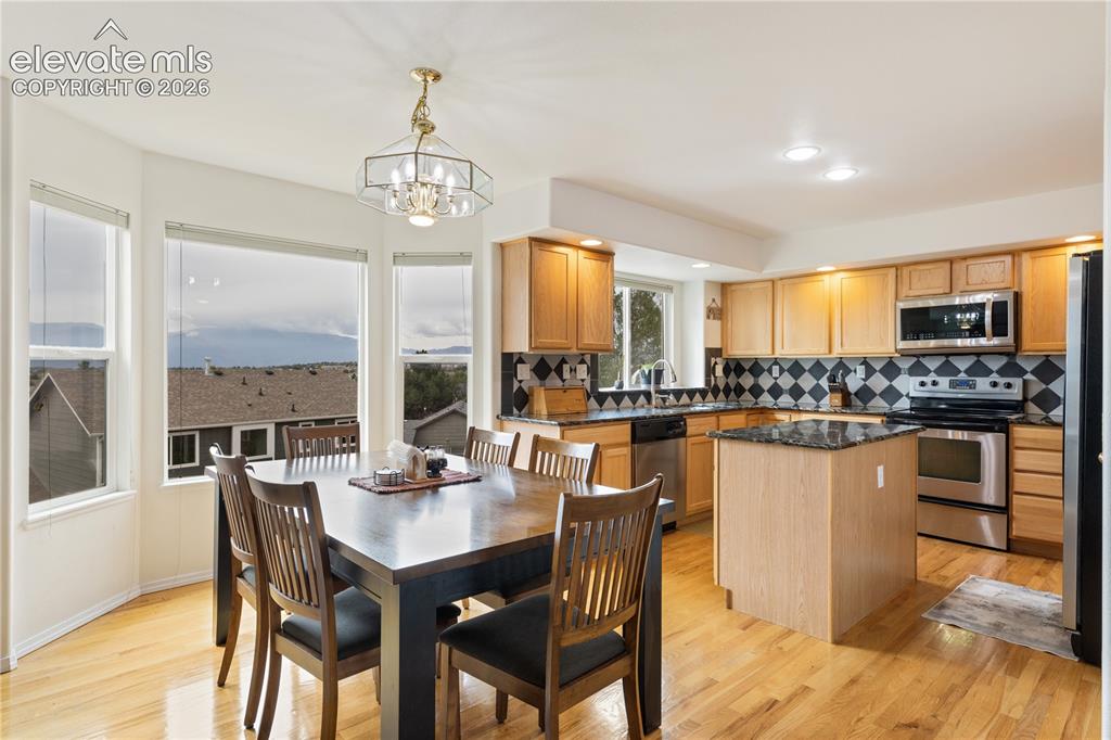 Image 11 of 29: Dining Area