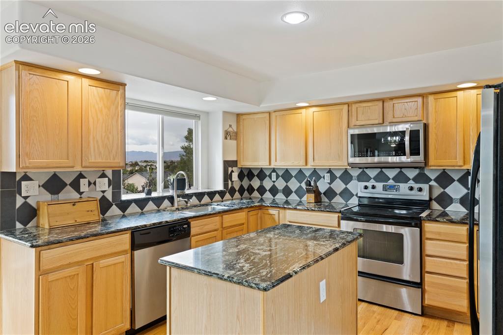 Image 9 of 29: Kitchen