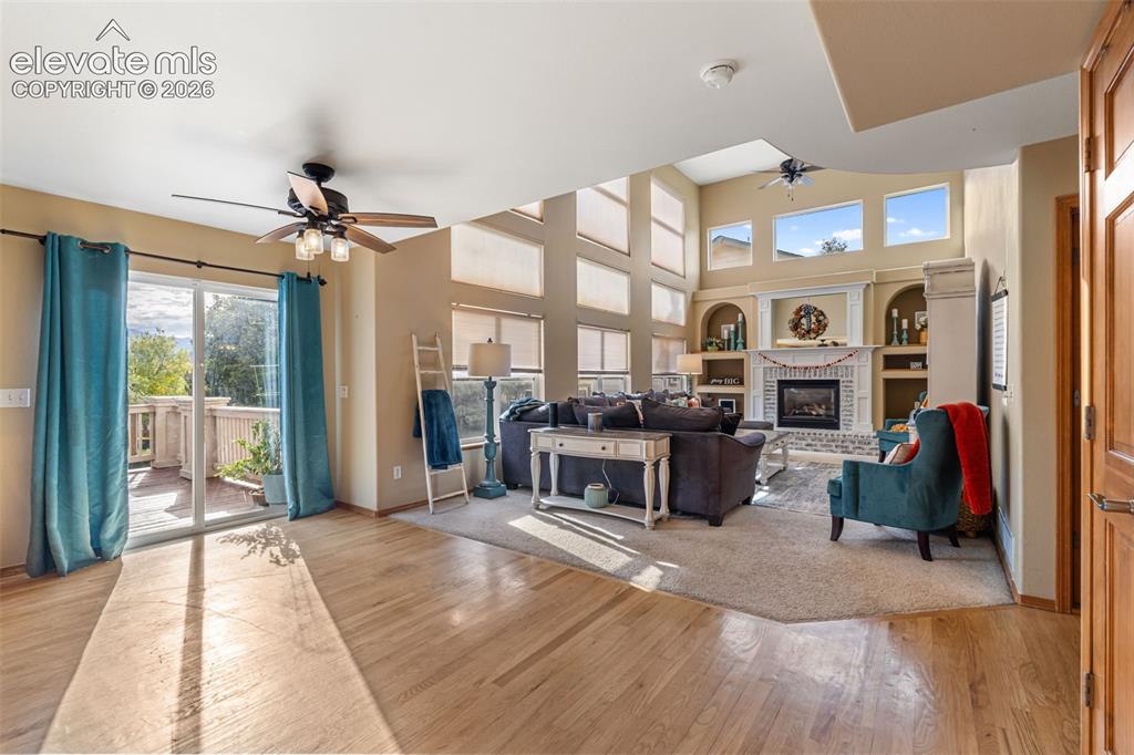 Image 18 of 50: Living Room
