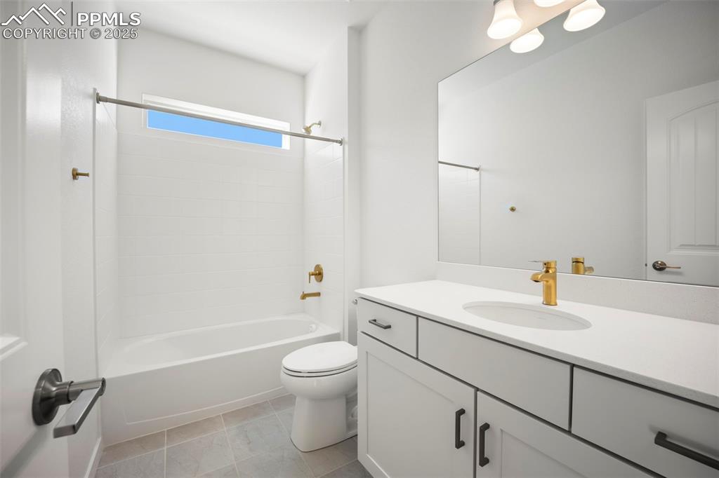 Image 20 of 47: Bathroom