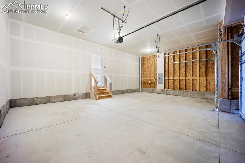 Image 31 of 47: Garage