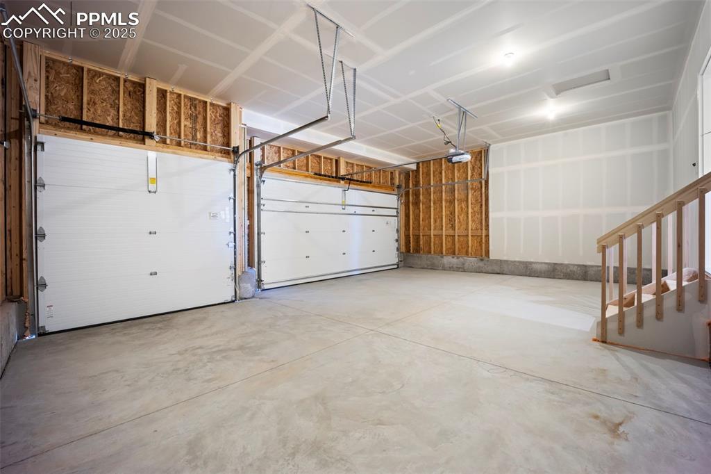 Image 32 of 47: Garage