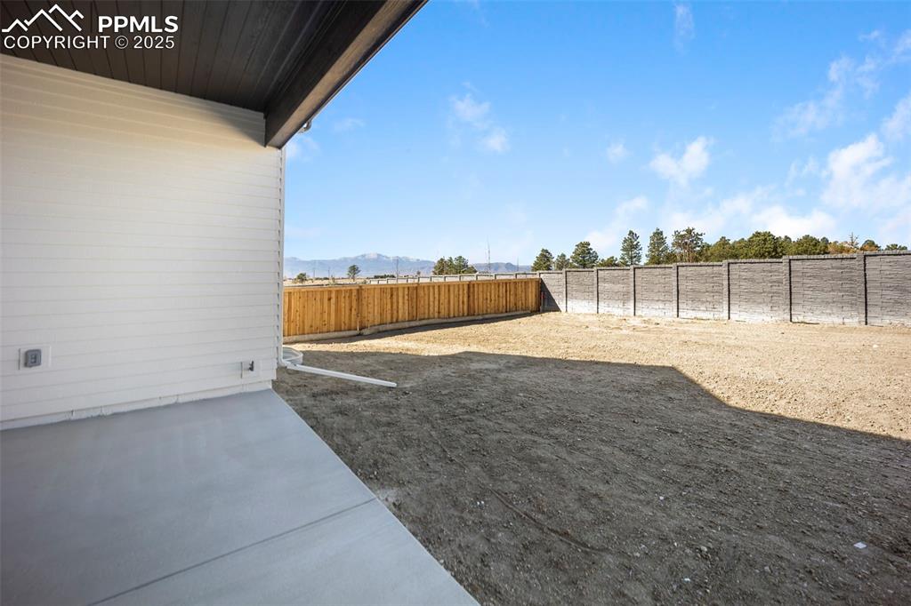 Image 37 of 47: Yard