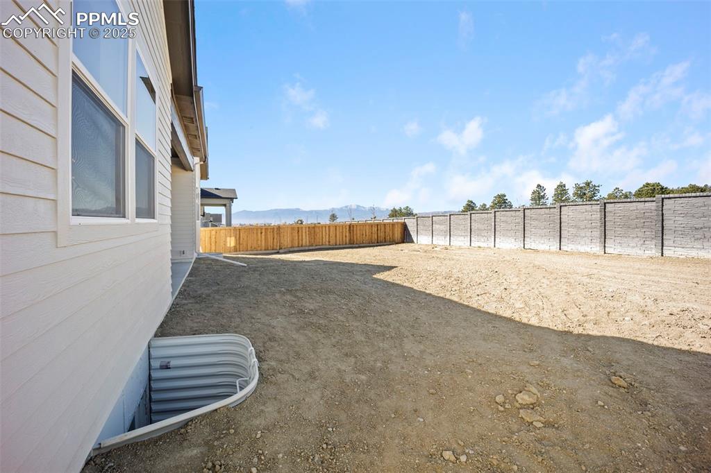 Image 39 of 47: Yard