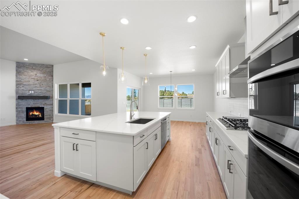 Image 7 of 47: Kitchen