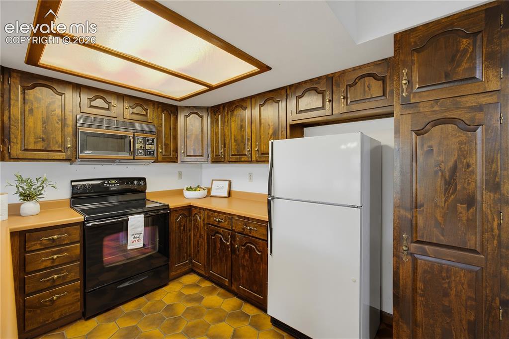 Image 13 of 35: Kitchen