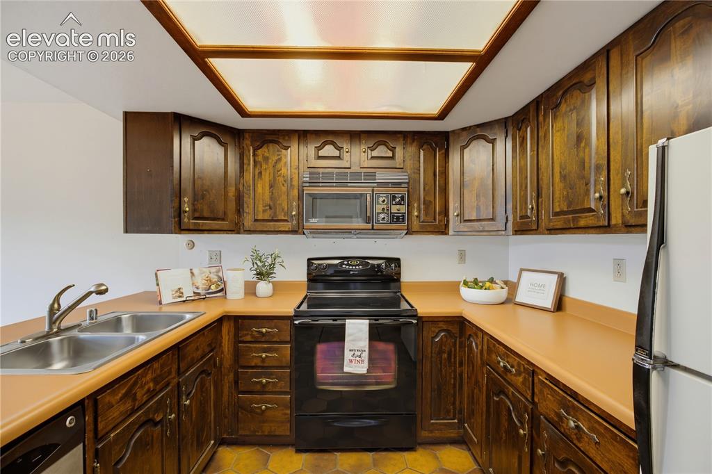 Image 14 of 35: Kitchen