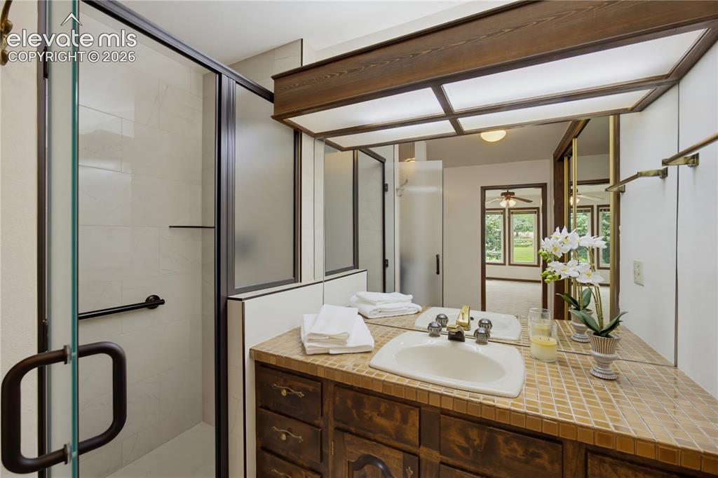 Image 19 of 35: Bathroom