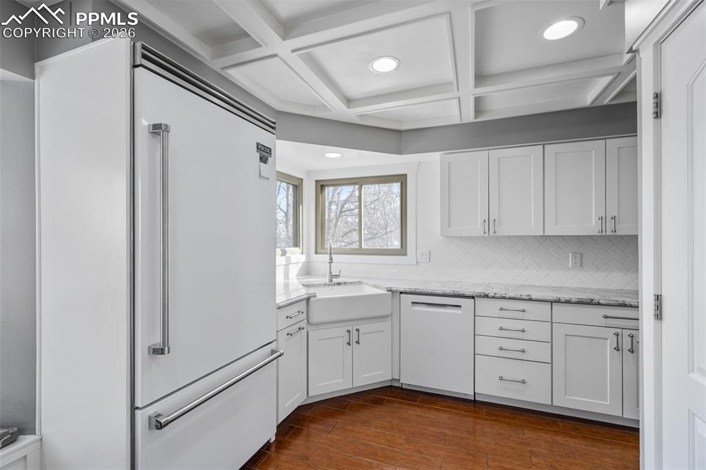 Image 11 of 50: Kitchen